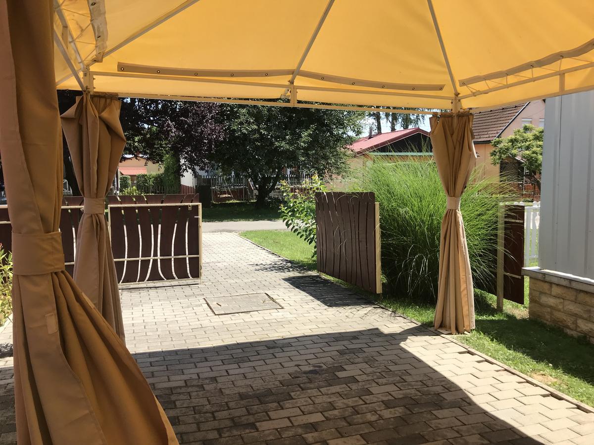 Gunarasi Villa Jacuzzival Dombovar Exterior photo